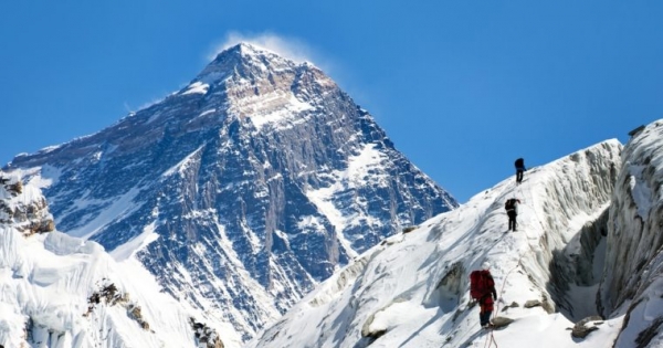 ICO PR Stunt Turns Tragic after Guide Dies Scaling Mt. Everest