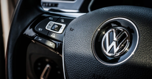 Volkswagen Seeks Patent for Inter-Vehicular Blockchain Communications System