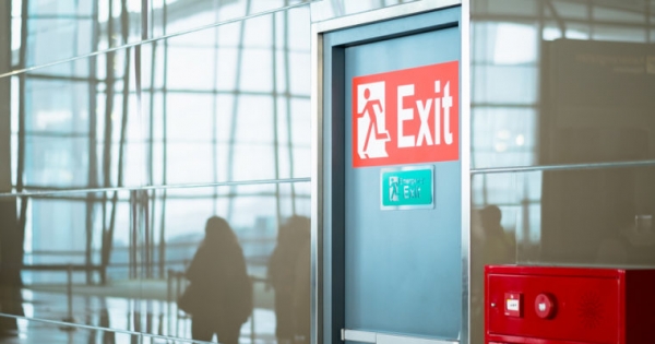 Exit Scam? Crypto Exchange Delists High-Profile Tokens & Users Allege Sell-Off