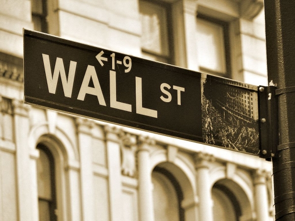 Dow Jones Slides 606 Points Mid-Morning as Tech Bellwethers Fall Hard