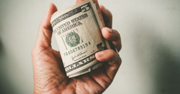 More U.S. Investors are Holding Cash: Does it Mean a Shaky Dow Jones is Still Very Weak?